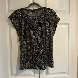 BANANA REPUBLIC snake pattern keyhole neck flowy top. Soft!